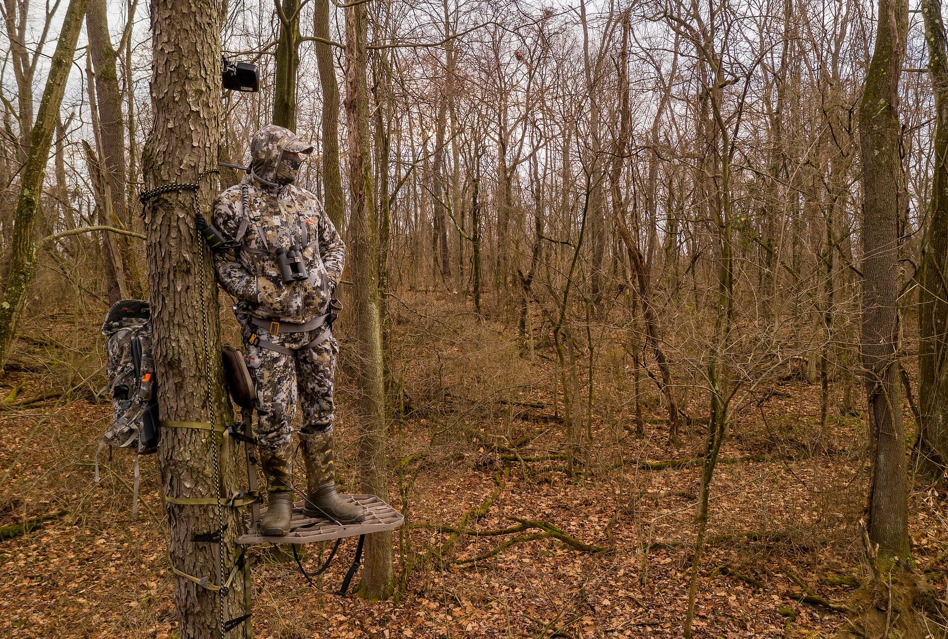 A hunter in a tree stand using a FAS system.